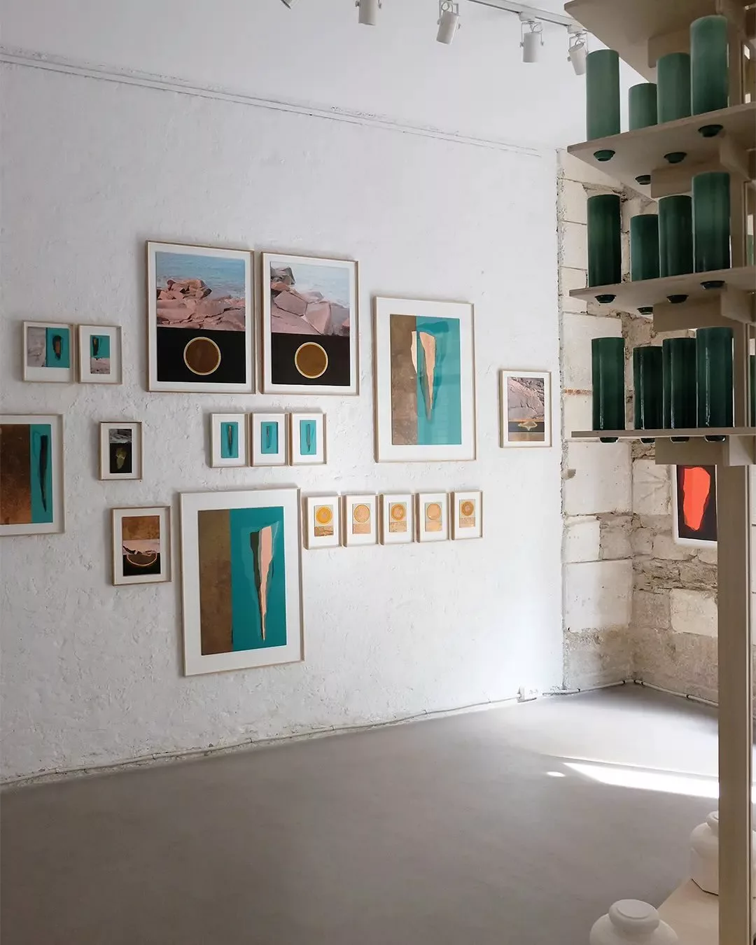 Matière Fantôme
Sérigraphie monotype, photographie & céramique 
 
Collectif Versants @_versants
Gaëtan CHEVRIER . Jérôme MAILLET . Tangui ROBERT
@gaetanchevrier @_jerome.maillet @tanguirobert 
En collaboration avec la céramiste @sandrinemoysan    
Exposition 25 septembre - 15 novembre 2025
@galerie_mira_nantes 
 
Cet évènement s’inscrit dans le parcours 
 des Arts visuels WAVE 2025 @wavebiennaleartsvisuels
Le collectif Versants mène depuis plusieurs années des explorations artistiques au cœur des carrières et sites d’extraction, interrogeant la matière, le paysage et la mémoire géologique des lieux.
 Après avoir travaillé sur les carrières de talc des Pyrénées, le marbre de Vila Vicosa, le cuivre de Sao Domingo au Portugal et les carrières médiévales de schiste d’Angers, leur recherche se poursuit aujourd’hui aux îles Chausey.
Les carrières de Chausey, dont la pierre a servi à ériger le Mont-Saint-Michel, incarnent la face cachée du monument : son origine brute et soustraite. Versants y questionne la présence de cette « matière fantôme » – une masse disparue de l’île, devenue architecture au loin. Leur travail explore ce déplacement, ce manque inscrit dans la matière du paysage, révélant un plein façonné par l’absence. Dans ce dialogue entre l’île et l’abbaye se révèle une réciprocité invisible : un monument édifié en réponse à un paysage creusé. Versants interroge l’architecture non comme simple édification, mais comme prélèvement.