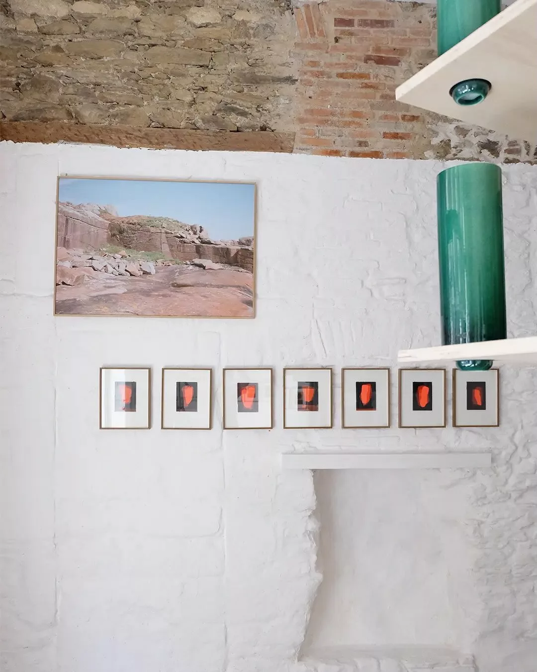 Matière Fantôme
Sérigraphie monotype, photographie & céramique 
 
Collectif Versants @_versants
Gaëtan CHEVRIER . Jérôme MAILLET . Tangui ROBERT
@gaetanchevrier @_jerome.maillet @tanguirobert 
Le collectif s’est appuyé sur les compétences de la céramiste @sandrinemoysan pour la réalisation des pièces en céramique. 
Exposition 25 septembre - 15 novembre 2025
Cet évènement s’inscrit dans le parcours 
 des Arts visuels WAVE 2025 @wavebiennaleartsvisuels 
Le collectif Versants mène depuis plusieurs années des explorations artistiques au cœur des carrières et sites d’extraction, interrogeant la matière, le paysage et la mémoire géologique des lieux.