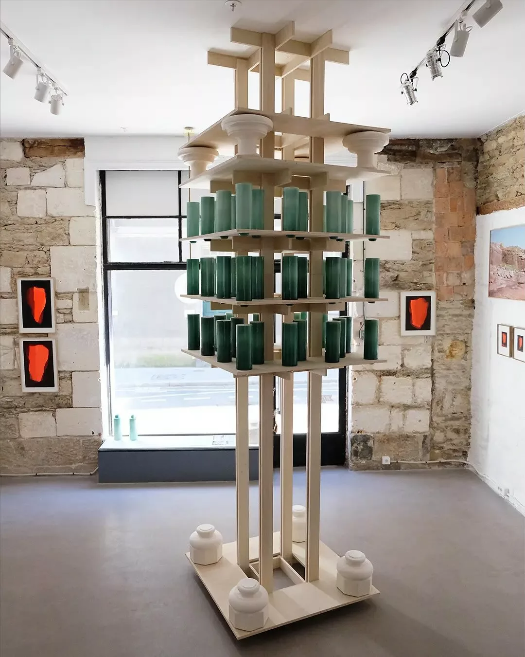 Matière Fantôme
Sérigraphie monotype, photographie & céramique
Collectif Versants @_versants
Gaëtan CHEVRIER . Jérôme MAILLET . Tangui ROBERT
@gaetanchevrier @_jerome.maillet @tanguirobert
Exposition 25 septembre - 15 novembre 2025
Cet évènement s’inscrit dans le parcours
des Arts visuels WAVE 2025 @wavebiennaleartsvisuels
Matière Fantôme
Installation du collectif Versants
(bois, plâtre, céramique, faïence émaillée à l’oxyde de cuivre)
374 x 105 x 105 cm
Faïence blanche, émaillée à l’oxyde de cuivre 
H 29.5 x Diam. 9 cm
Signée et numéroté
Le collectif Versants s’est appuyé sur les connaissances et l’accompagnement de la céramiste Sandrine Moysan @sandrinemoysan pour la réalisation des pièces en céramique.
Au centre de la Galerie MIRA, le collectif Versants a construit Matière Fantôme, une installation inspirée de l’architecture
du cloître de l’abbaye du Mont-Saint-Michel.  Les éléments céramiques, installés en colonnes, reprennent le diamètre exact de celles du cloître, érigées au XIIIe siècle dans le granit rose extrait des carrières des îles Chausey.
Accompagné de Sandrine Moysan, le collectif a choisi la faïence émaillée à l’oxyde de cuivre, en résonance avec leur précédente résidence dans les carrières de Vila Viçosa, au Portugal.
La construction concentre la matière dans sa partie supérieure, sous les chapiteaux en plâtre. En dessous, la structure s’allège et dévoile un vide : la matière fantôme, entre les céramiques et leur base.
Composée de soixante faïences, signées et numérotées, l’œuvre se transforme au fil de l’exposition : à partir du 1er novembre, les éléments sont prélevés par les acquéreurs, créant de nouveaux vides, comme une lente érosion des colonnes.
Ainsi, Matière Fantôme devient une installation performative, où le geste de prélèvement prolongent l’acte de construction.