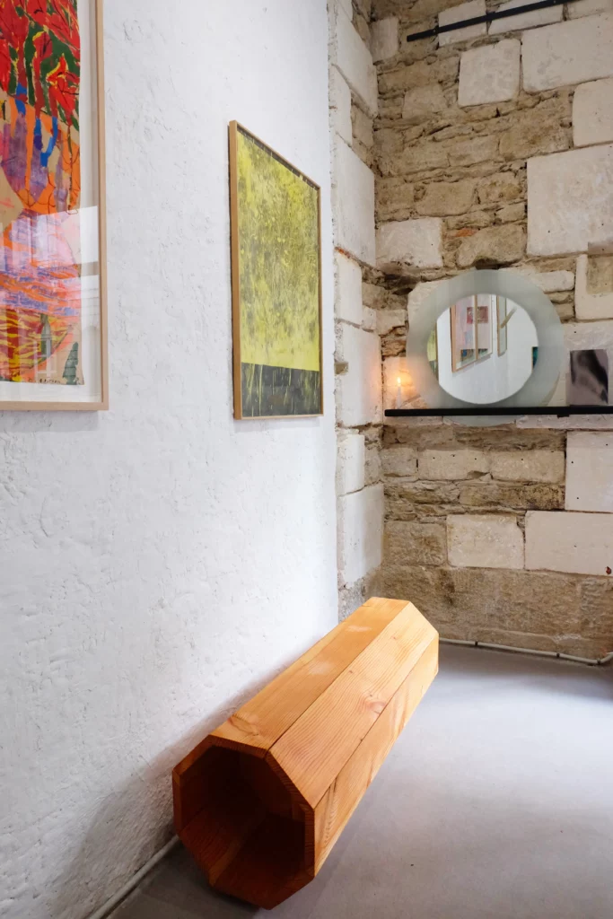 encore-vivant-galerie-mira-angle-banc-grum