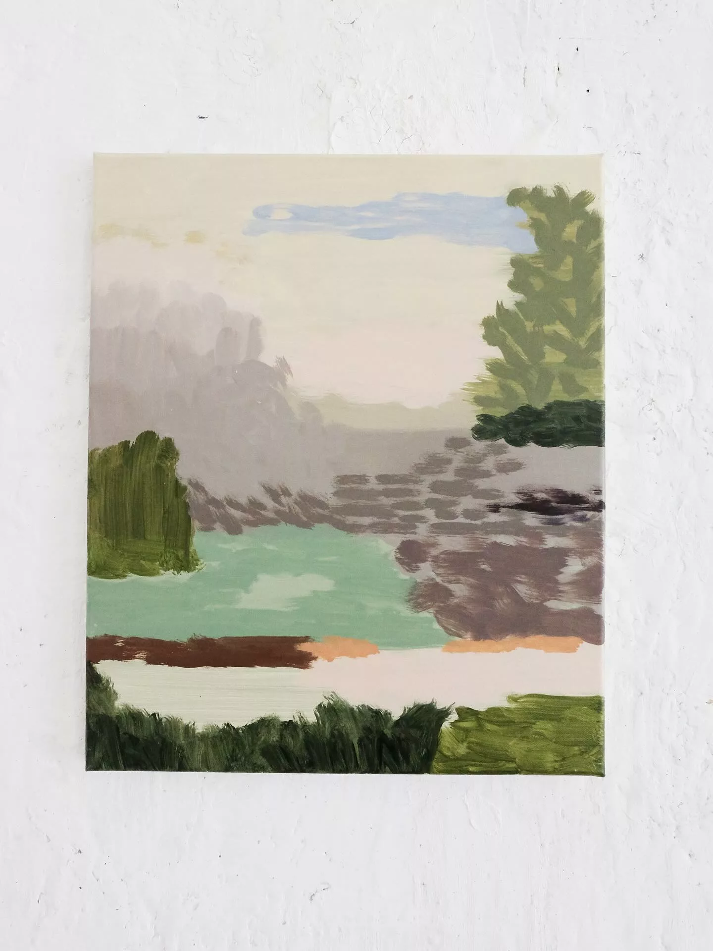 Like a spring @bonnie_colin 
Peinture à l’huile sur toile  55 x 46 cm
2025
Galerie MIRA fête ses 10 ans !
Exposition collective 04.12.25 - 31.01.26
(…) PERSPECTIVES
Les toiles récentes racontent autre chose, un degré d'abstraction accru. Les végétaux, surgis en même temps que l'immersion dans les paysages de Loire, sont devenus maîtres en la demeure. Les personnages ont déserté, et les corps matissiens, longtemps omniprésents dans le travail de l'artiste, ont quitté l'avant-scène.
Bonnie Colin jardine désormais ses tableaux sans peur de la dissolution des formes, et caresse les frontières poreuses de perte du motif. Rigoureuses et subtiles, ses compositions cherchent les perspectives atmosphériques, comme s'il lui fallait ordonner encore cette nature trop généreuse, ensemencer ses aplats de couleur, enrichir son vocabulaire organique. Trouver l'équilibre de nouveaux corps-paysages.
Entre une grande tache arborescente, une craquelure de boue, dans une boule de feuilles légères qui s'ébouriffe à son côté, et sur le vert assombri d'un sous-bois.  Bonnie Colin, Le parfum du silence @editions_fpcf  Extrait du texte écrit par @eva__prouteau  
Après deux années de cours à l’ENSB-A section modèles vivants, Bonnie Colin entre à l’école d’art de la Glacière à Paris, en section Peinture de Martin Bissière. Elle travaille et expose dans son atelier tout en dessinant des costumes pour le théâtre. Elle rencontre Christian Lacroix à la comédie Française pour qui elle commence à dessiner des imprimés textiles. Sacha Walckhoff, DA de la maison Lacroix, fait à son tour appel à son talent. Commence alors une collaboration régulière pour les collections de papiers peints et tissus distinguée, mettant en œuvre des médiums comme l’aquarelle, l’encre ou la gouache… Parallèlement Bonnie Colin, qui entretient un rapport particulier au papier, continue une création frénétique sur des carnets japonais. Ses derniers travaux nous montrent une œuvre picturale qui explore entre ombre et lumière et dans un trait acéré les zones secrètes de l’être humain comme celui des paysages.
Bonnie Colin est née en 1971 à Longwy. Elle a quitté Paris pour la région d’Angers où elle vit depuis 2009.