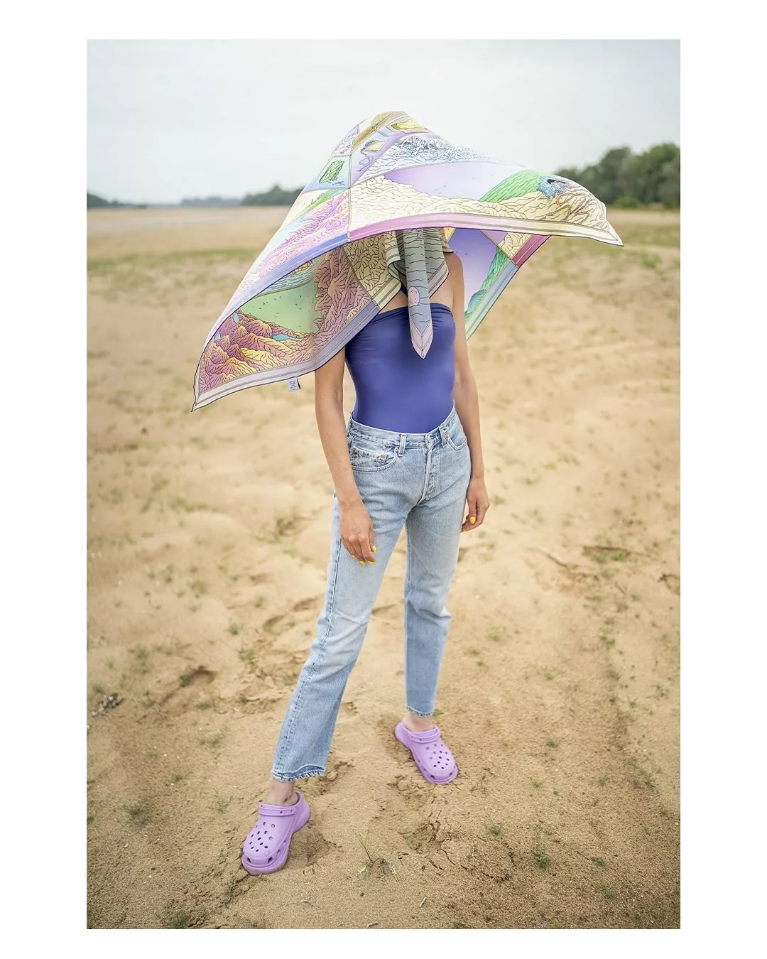 17 paysages en construction
@sammystein_  Foulard en sergé de soie 72 gr tissé en France Impression jet d’encre 130×130 cm Finition point bourdon
MIRA éditions  Cette pièce de soie à été créée à partir d’une œuvre originale de l’artiste Sammy STEIN, dans le cadre de son exposition La Nuit des Livres-Pierres » en duo avec Séverine BASCOUERT du 6 mai au 25 juin 2022 à la galerie MIRA. 
Boîte en carton dur noir, fabriquée sur mesure en France L 23 cm x l 3 cm x H 23 cm
Disponible à la @galerie_mira_nantes et en ligne, 
lien en bio
@gompertzpauline photographiée par @greggyodel 
sur les bords de Loire