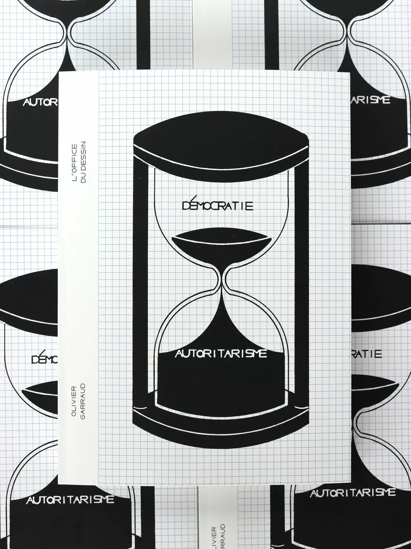 Nous sommes heureux de vous convier à la signature de L’office du dessin d’@oliviergarraud 
🔗 @editions_fpcf 
📍 @galerie_mira_nantes 
⌚️à partir de 18H30 ce jeudi 18.12.25 
Première monographie consacrée à la pratique d’Olivier Garraud, cet ouvrage rassemble près de dix années de productions. Vous y retrouverez plus de 150 dessins — dont des inédits —, des projets hors du support papier, ainsi que des textes d’Eva Prouteau, Julie Crenn, Barbara Soyer et Olivier Garraud.
Éminemment politique, le travail de l’artiste se situe aux frontières de plusieurs démarches : à la fois celle d’un ambitieux projet protocolaire illustré et inédit, et celle d’un observateur intransigeant face aux abus et aux dysfonctionnements de notre société et de notre mode de vie occidental.
Cette monographie a été soutenue par la Région Pays de la Loire, ainsi que par l’ADAGP, le CAC Meymac, Le Grand Café, 2 Angles, le POCTB et les Beaux-Arts de Nantes Saint-Nazaire.