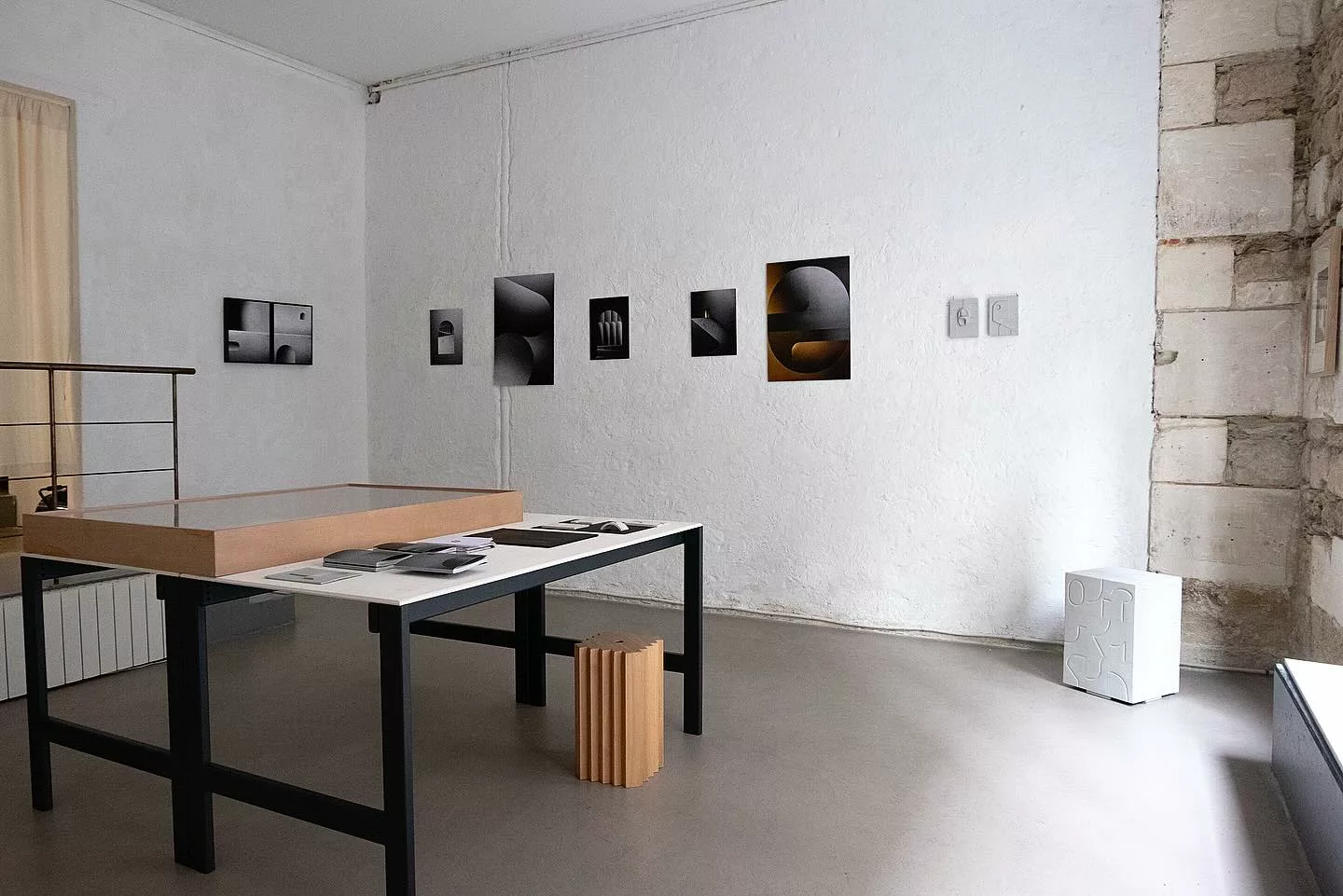 Nomade, un voyage chromatique
Édition, impression, céramique
Charles KALPAKIAN @charles_kalpakian 
Artiste Designer 
Exposition 6 février – 14 mars 2026 
« Nomade : un voyage chromatique » de Charles Kalpakian explore la quête intime et la mémoire collective, à travers un récit visuel poétique. L’artiste designer y présente un livre réalisé avec Grand Royal Studio - Média graphic à Rennes, des impressions fine art issues de dessins préparatoires et de textures photographiques, des lithographies préparées au Musée de l’Imprimerie à Nantes, ainsi que des pièces en céramique en collaboration avec Caroline Barbary, céramiste - maquettiste installée à Marseille.
Entre minimalisme géométrique et textures architecturales, ce parcours devient métaphore de la transformation, de la stratification historique du Liban et de la reconquête de soi, où un enfant-nomade devient le fil conducteur d’une odyssée chromatique de l’obscurité à la lumière.
Né au Liban d'origine arménienne, basé en France, Charles Kalpakian trace un chemin singulier où forme, mémoire et matérialité s’entrelacent. Il en résulte un langage sculptural, où chaque pièce porte un récit discret de lieux, de structures, d'émotions inscrites dans la forme. Ses créations se distinguent par la superposition des volumes et l'alternance des textures, à l'équilibre entre abstraction et référence architecturale. 
Il travaille par contraste lisse et structuré, lumière et ombre pour composer des objets qui semblent respirer, suspendus entre mouvement et immobilité.        
Nourri par la géographie et la mémoire personnelle, il réinterprète des motifs historiques et des figures archétypales à travers une grammaire contemporaine.
Entre design de collection et sculpture, ses pièces célèbrent la matérialité et laissent apparaître le temps et le geste, portées par une esthétique singulière et une précision de ligne assumée. 
+ D’INFOS: LIEN EN BIO