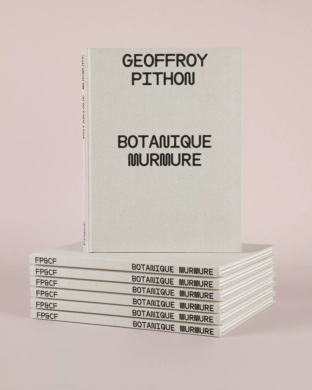 Nous sommes très heureux de vous annoncer le lancement de Botanique Murmure le nouveau livre de @geoffroypithon édité chez @editions_fpcf 
〰️ Le jeudi 19 mars à 18h30 à la Galerie MIRA 
〰️ signature et présentation du livre en présence de l’artiste Geoffroy Pithon et de l’éditeur Maxime Milanesi 
+ d’infos LIEN EN BIO 
Ce deuxième projet collaboratif entre @editions_fpcf et @geoffroypithon est composé d’une série de trente aquarelles, exposées à la @maatgalleryparis en novembre dernier. Ces œuvres sont désormais réunies dans un livre conçu par lisa_sturacci accompagné d’un texte original de Marie de Quatrebarbes.  « Depuis quelques années, je développe des œuvres de petit format, à la croisée du dessin et de la gouache, sur papier A3. J’ai récemment décidé d’entamer une nouvelle série explorant mon obsession pour les paysages miniatures ultra-végétaliens – des mondes naturels imaginaires foisonnants de vie, où, comme toujours, la couleur guide les formes, comme si de petites visions poétiques et sonores, à la manière de haïkus, pouvaient être encapsulées sur les pages d’un carnet, à la façon dont on constituerait un herbier ». Geoffroy Pithon
 
Livre cartonné - toilé Vouverture sérigraphiée
104 pages full offset Texte inédit de Marie de Quatrebarbes, traduction anglaise par Aiden Farrell Photogravure : Les Artisans du regard