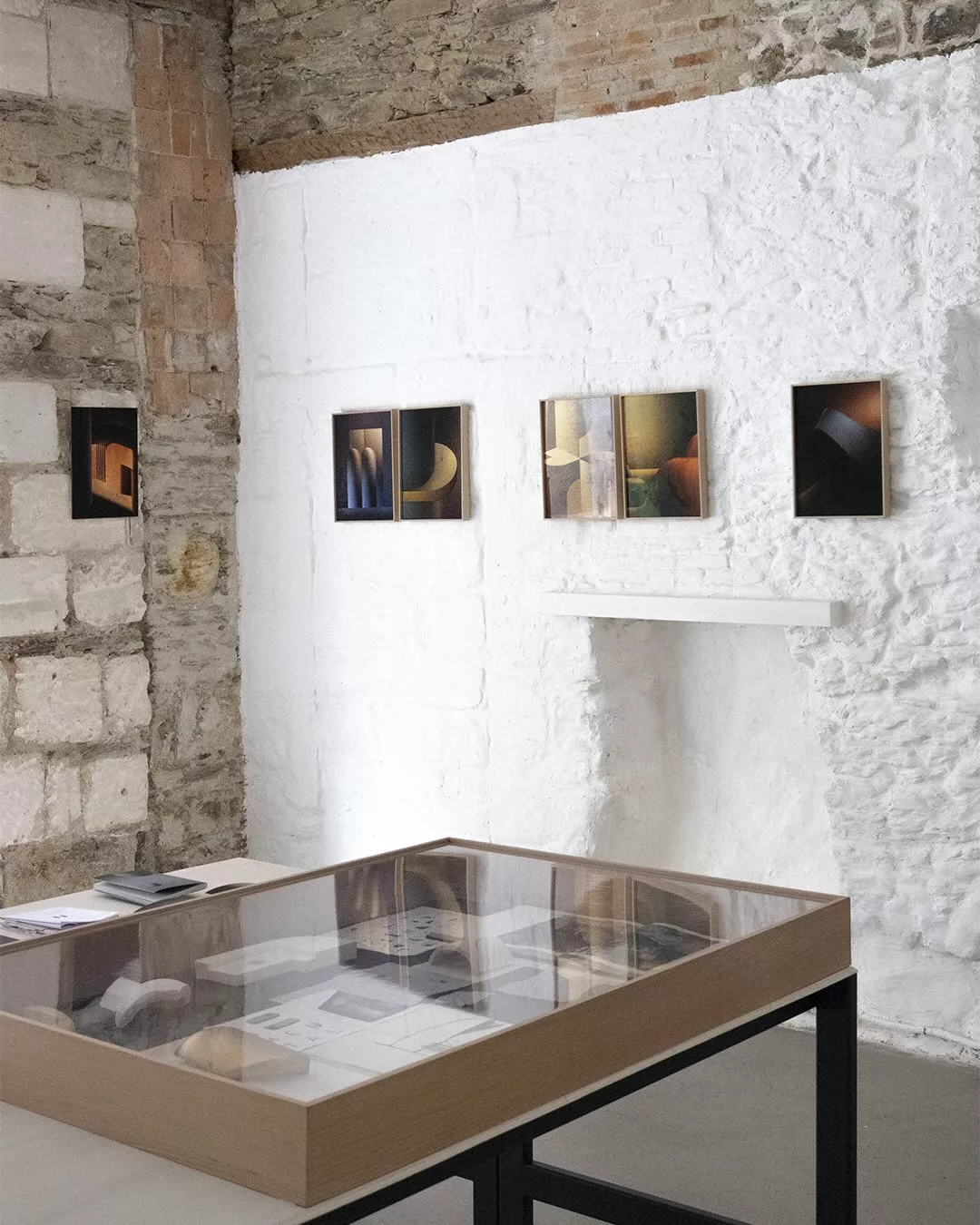 Nomade, un voyage chromatique
Édition, impression, céramique
Charles KALPAKIAN @charles_kalpakian
Artiste Designer
Exposition 6 février – 14 mars 2026 
Dernière semaine pour découvrir l'exposition à la galerie MIRA ...
« Nomade : un voyage chromatique » de Charles Kalpakian explore la quête intime et la mémoire collective, à travers un récit visuel poétique. L’artiste designer y présente un livre réalisé avec Grand Royal Studio - Média graphic à Rennes, des impressions fine art issues de dessins préparatoires et de textures photographiques, des lithographies préparées au Musée de l’Imprimerie à Nantes, ainsi que des pièces en céramique en collaboration avec Caroline Barbary, céramiste - maquettiste installée à Marseille.
Entre minimalisme géométrique et textures architecturales, ce parcours devient métaphore de la transformation, de la stratification historique du Liban et de la reconquête de soi, où un enfant-nomade devient le fil conducteur d’une odyssée chromatique de l’obscurité à la lumière.
Né au Liban d'origine arménienne, basé en France, Charles Kalpakian trace un chemin singulier où forme, mémoire et matérialité s’entrelacent. Il en résulte un langage sculptural, où chaque pièce porte un récit discret de lieux, de structures, d'émotions inscrites dans la forme. Ses créations se distinguent par la superposition des volumes et l'alternance des textures, à l'équilibre entre abstraction et référence architecturale. 
Il travaille par contraste lisse et structuré, lumière et ombre pour composer des objets qui semblent respirer, suspendus entre mouvement et immobilité. 
Nourri par la géographie et la mémoire personnelle, il réinterprète des motifs historiques et des figures archétypales à travers une grammaire contemporaine.
Entre design de collection et sculpture, ses pièces célèbrent la matérialité et laissent apparaître le temps et le geste, portées par une esthétique singulière et une précision de ligne assumée. 
+ D’INFOS: LIEN EN BIO