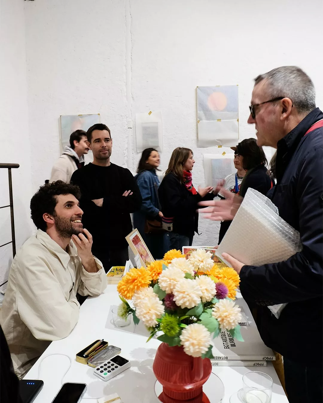 MERCI à vous tout.es d’être venu.es si nombreux au lancement de Botanique Murmure le nouveau livre de @geoffroypithon édité chez @editions_fpcf 
Ce deuxième projet collaboratif entre @editions_fpcf et @geoffroypithon est composé d’une série de trente aquarelles, exposées pour la première fois à la @maatgalleryparis en novembre dernier.
Ces œuvres sont désormais réunies dans un livre conçu par lisa_sturacci, accompagné d’un texte original de Marie de Quatrebarbes, dont voici un extrait:
4. Un si grand secret
Il y a quelque chose de consigné dans ces images, comme un buvard posé sur un secret. Chaque secret est pour le cœur un bonheur immense en même temps qu'un tourment. Comme un trésor qu'on ne peut partager avec personne, on en jouit dans la solitude et le regret. La fleur est timide, elle tourne sur sa tige. Elle cache sa vérité dans le fascicule de ses pétales. Elle est pour elle-même un livre dont on n'a jamais fini de tourner les pages. Chaque pétale qu'elle déploie est couvert de rosée. Il suffit qu'elle retourne son regard sur elle-même pour que son secret soit préservé. Il y a quelque chose de consigné dans ces images. En dépit de son goût immodéré pour le secret, la fleur est dépourvue de fausse pudeur. Elle dit tout, tout le temps, ne garde rien longtemps enclos dans son bouton. Le secret est si grand qu'il la déborde.Il ne conserve son caractère de secret que par emphases successives. Il croît en même temps qu'elle fleurit.
L’ouvrage est disponible et visible à la @galerie_mira_nantes 
 
Livre cartonné - toilé Couverture sérigraphiée
104 pages full offset Texte inédit de Marie de Quatrebarbes, traduction anglaise par Aiden Farrell Photogravure : Les Artisans du regard
+ d’infos, + de photos lien en bio !