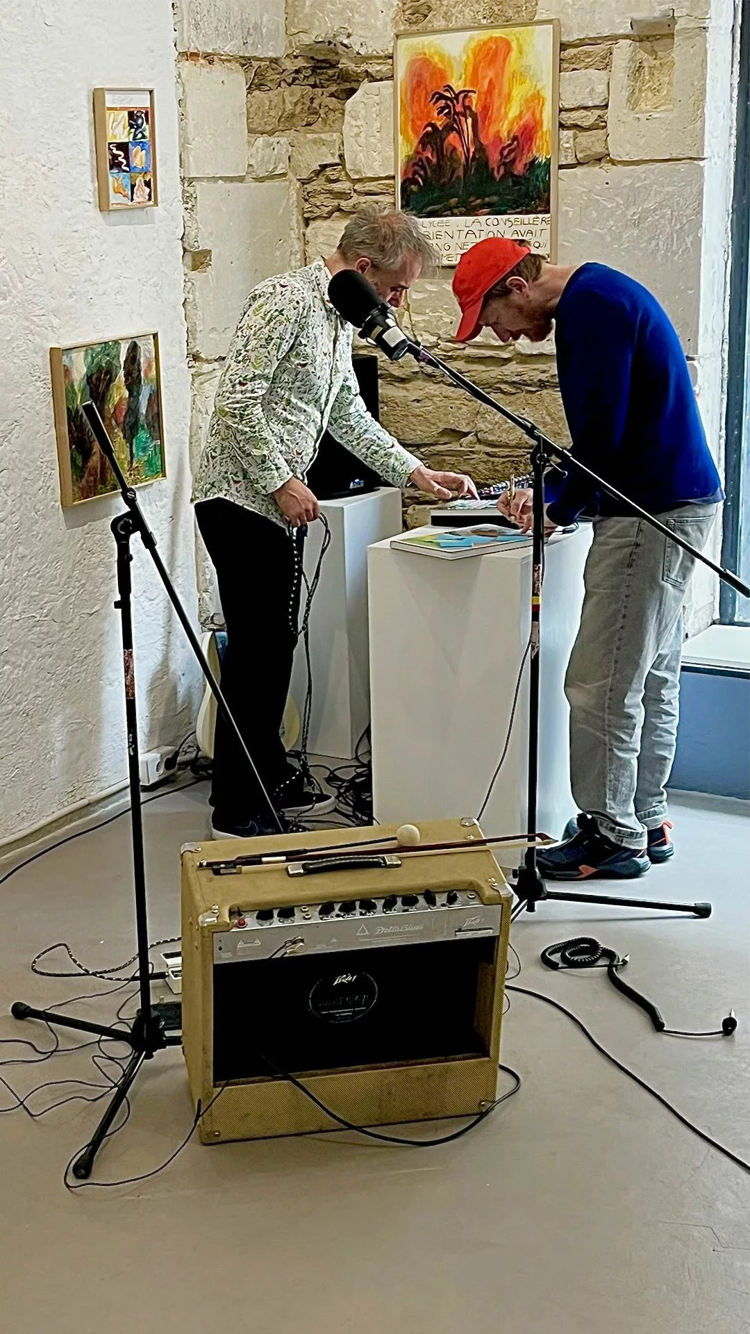 Retour en images sur la lecture performée de La montagne (@editions_fremok ) à la galerie MIRA dans le cadre de l’exposition de l’artiste auteur Valfret @valfretin   Pour la lecture performée de La montagne, Henri Landré accompagne l’artiste Valfret dans une ambiance sonore immersive, entourée des œuvres de l’artiste accrochées aux murs. À la guitare électrique, il a créé des nappes enveloppantes, mêlées à des sons de nature et d’ambiances festives. Cette collaboration a permis de fusionner texte, musique et paysages sonores, offrant au public une expérience sensorielle, à la croisée de la poésie et de l’art radiophonique. Un moment suspendu où la complicité des deux artistes se révèle, captivant le public dans une écoute intense et les enveloppant d’un écrin d’amour.  « Tribunal de la sensation comme disait l’autre. Une œuvre ça ne s’explique pas, ça s’éprouve. Il y a expérience métaphysique...ou pas. Ce n’est possible que si forme et fond se donnent vie mutuellement. On entre dans la montagne de Valfret comme on entre en amour ; une attraction irrésistible et dangereuse à laquelle on ne peux, ni ne veux, échapper. 
Tout y est profondément ambivalent. On est dehors et dedans en même temps, à la fois dans l’inframonde et le cosmique, le tendre – le brutal sont une seule et même chose. l’ombre et la lumière ne font qu’un. Un état d’hypnose tant souhaité, si rarement atteint. » @dominique.goblet
La capture sonore de la lecture performée est disponible à l’écoute, lien en bio.