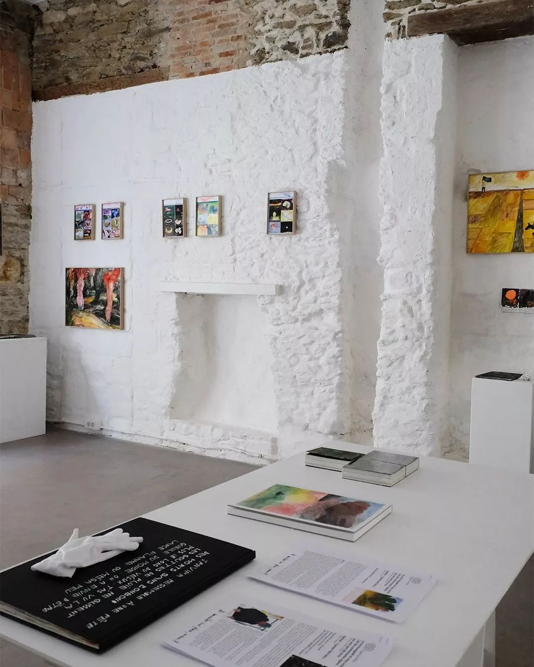 Le sol bougeait et nous avions l’air de cosmonautes égarés sur une part de pizza Valfret @valfretin Cyprien Mathieu Artiste auteur 
- 
Exposition 22 mars - 30 mai 2026 
@galerie_mira_nantes 
En forme de haïku, le titre de l’exposition raconte déjà une histoire et même plusieurs : il part d’un substrat tectonique, une secousse métaphorique pour dire l’actualité écologique et politique extrêmement bousculée. La situation étant désespérée, tout devient possible, semble nous suggérer Cyprien Mathieu : nous, petits cosmonautes hors-sol, représentés dans plusieurs compositions de l’artiste, sommes priés d’atterrir, et dans le sillage du philosophe Bruno Latour, d’imaginer ensemble quelques solutions pour préserver l'habitabilité de la Terre. Comme ce programme s’annonce un tantinet solennel, Cyprien Mathieu nous fait patiner sur une part de pizza, parce que c’est absurde et bouffon. Et si l’on considère une base tomate, très salissant. (…) @eva__prouteau critique d’art
+ d’infos lien en BIO