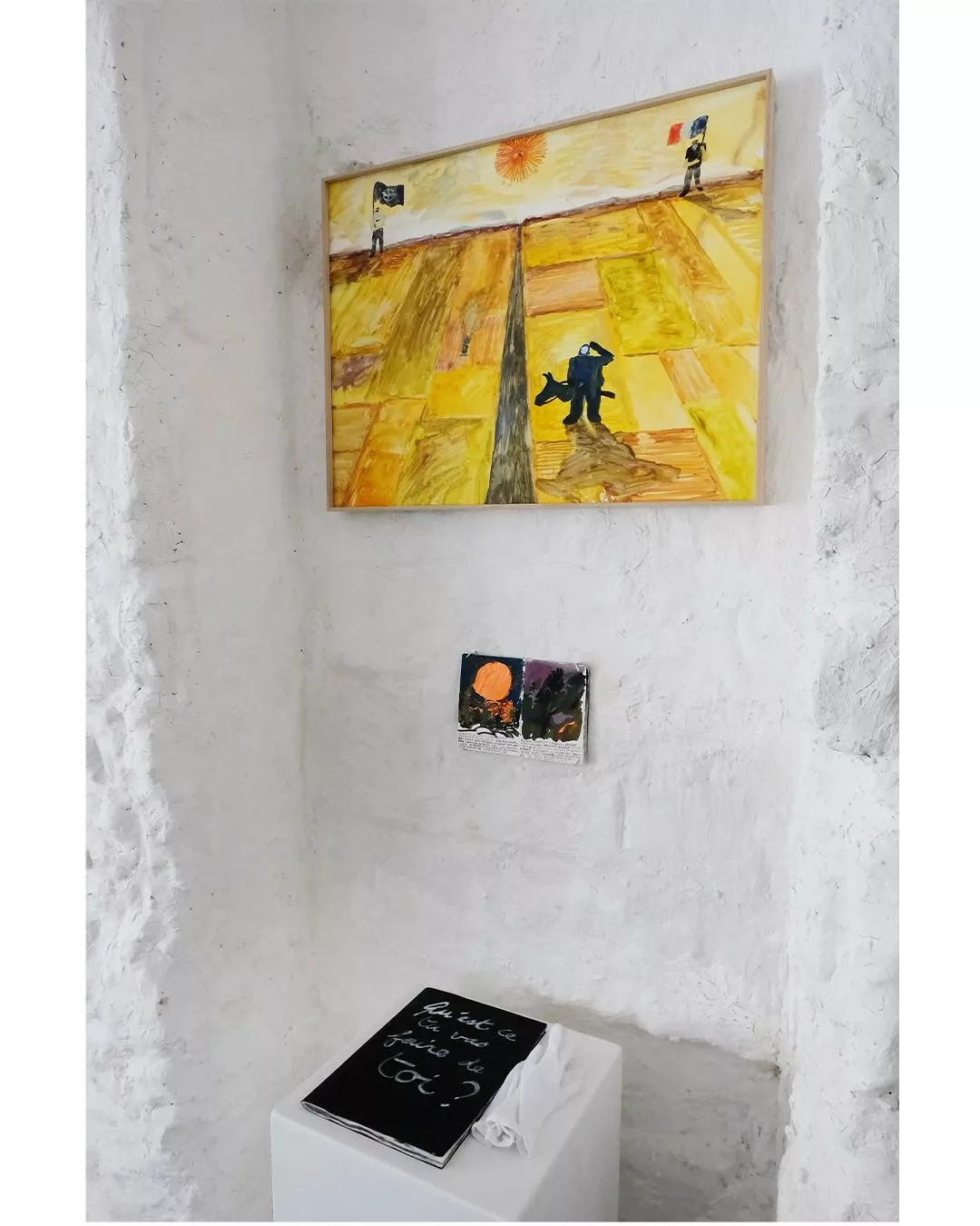 Le sol bougeait et nous avions l’air de cosmonautes égarés sur une part de pizza
Valfret @valfretin Cyprien Mathieu
Artiste auteur
-
Exposition 22 mars - 30 mai 2026
@galerie_mira_nantes
En forme de haïku, le titre de l’exposition raconte déjà une histoire et même plusieurs : il part d’un substrat tectonique, une secousse métaphorique pour dire l’actualité écologique et politique extrêmement bousculée. La situation étant désespérée, tout devient possible, semble nous suggérer Cyprien Mathieu : nous, petits cosmonautes hors-sol, représentés dans plusieurs compositions de l’artiste, sommes priés d’atterrir, et dans le sillage du philosophe Bruno Latour, d’imaginer ensemble quelques solutions pour préserver l'habitabilité de la Terre. Comme ce programme s’annonce un tantinet solennel, Cyprien Mathieu nous fait patiner sur une part de pizza, parce que c’est absurde et bouffon. Et si l’on considère une base tomate, très salissant. (…)
@eva__prouteau critique d’art
Dessin à la gouache, aquarelle et encre
50,8x66 cm
Papier Yupo
Encadrement sur mesure, verre musée
Carnet à dessin en libre consultation
+ d’infos lien en BIO