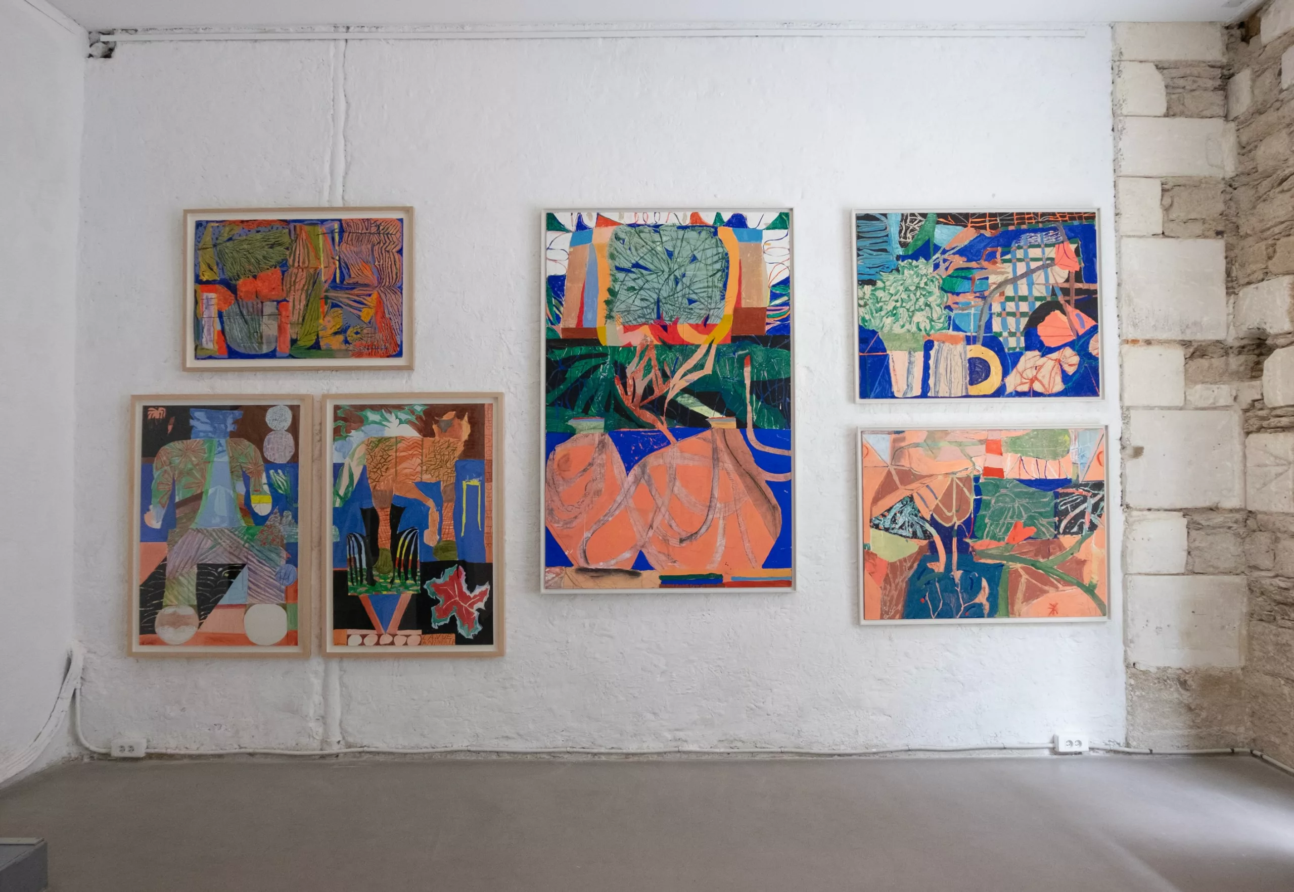 Accrochage  Peinture sur papier @geoffroypithon 
3 - 20 juin 2026 Galerie MIRA 1bis rue Voltaire Nantes
Nous somme heureux de réunir une sélection d’œuvres de l’artiste Geoffroy PITHON. Réalisées entre 2019 et 2026, ces peintures sur papier ont déjà été exposées dans plusieurs centres d’art, tels que le Kiosque CAC en Mayenne, Fotokino à Marseille et La Maison à Strasbourg.  Six formats variés sont exposés jusqu’au 20 juin, le temps d’un accrochage sur les murs de la Galerie MIRA.
De gauche à droite de haut en bas: ▪️Sans Titre 
Peinture sur papier 2026 70x105,5 cm Encadrement bois sur mesure, verre musée 
▪️Le colosse 
Dessin technique mixte sur papier, 2019 
120x78 cm Encadrement bois sur mesure
▪️Le tatoué 
Dessin technique mixte sur papier, 2019 
120x78 cm Encadrement bois sur mesure ▪️Les vases 
Peinture sur papier maroufflé sur bois, 2023 
188x122 cm Caisse américaine bois sur mesure ▪️Les fleurs et la tasse 
Peinture sur papier maroufflé sur bois, 2023 
94x122 cm Caisse américaine bois sur mesure ▪️Le phare 
Peinture sur papier maroufflé sur bois, 2023 
94x122 cm Caisse américaine bois sur mesure 
Geoffroy PITHON est un artiste basé à Nantes dont l’usage de la peinture lui permet d’explorer différents champs de la création. Diplômé de l’École Nationale des Arts Décoratifs de Paris (ENSAD-Paris) en 2012, il rejoint jusqu’en 2020 le studio de design graphique Formes Vives où il travaille principalement dans le champ social et culturel. Depuis 2020, il développe sa propre approche créative quelque part entre l’art et le design en se concentrant sur l’expérimentation visuelle, la peinture et l’installation immersive à travers différents médiums voguant de l’imprimé au fait-main, de l’interactif au digital. Guidés par une exploration de la couleur et de l’abstraction pour lier héritage esthétique et enjeux contemporains.