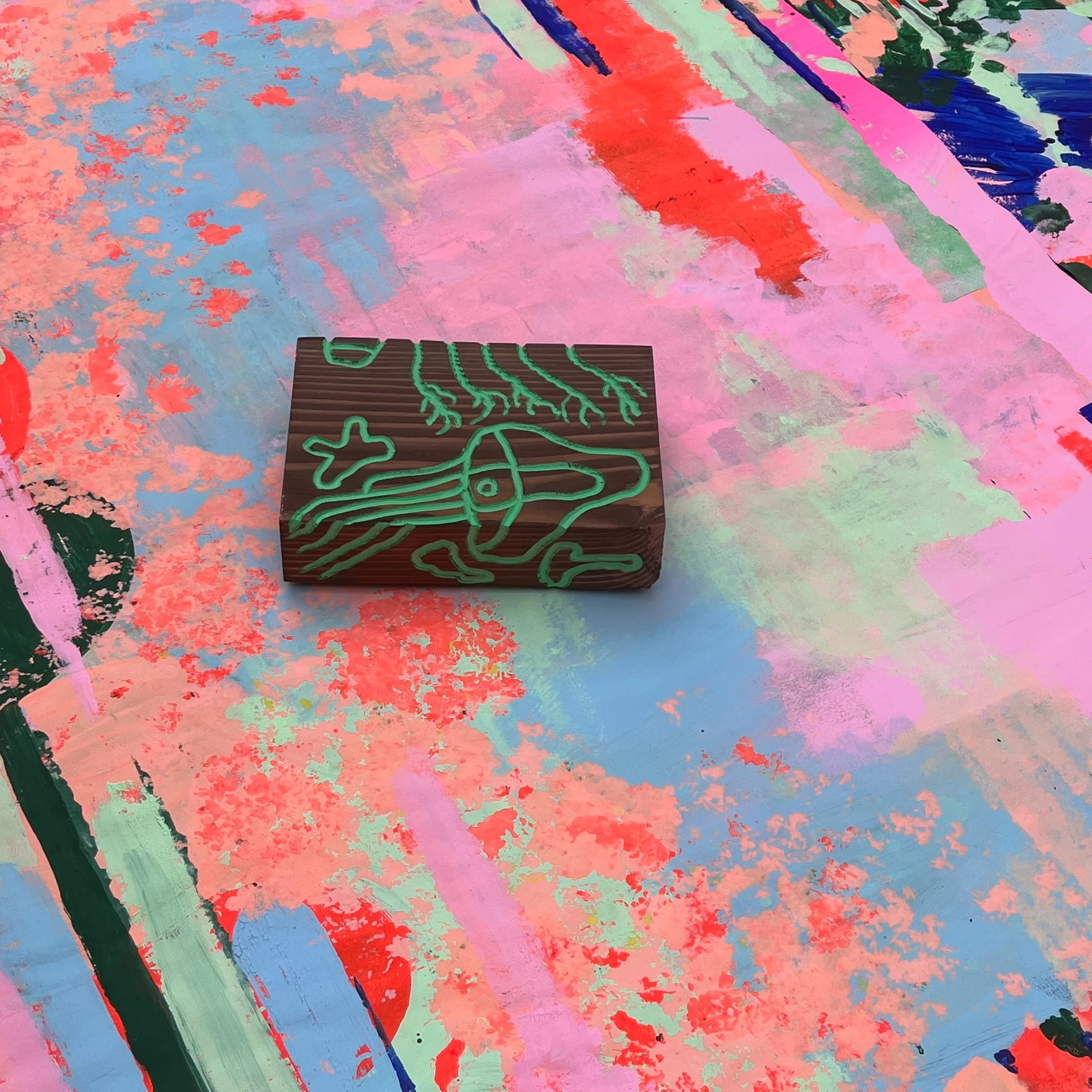 ABSTRAL CLAUSTRA
Peinture & bois sculpté
@superterrain 
+
@barreaucharbonnet 
Exposition 25 juin - 12 septembre 2026
Vernissage le 25 juin à partir de 18h30
en présence des artistes
Galerie MIRA, 1bis rue voltaire, Nantes
@galerie_mira_nantes 
La galerie MIRA est heureuse d’accueillir l’exposition ABSTRAL CLAUSTRA et de réunir le collectif Super Terrain et le duo Barreau Charbonnet. Cet évènement explore les liens entre art, artisanat et création contemporaine, mêlant peinture et bois sculpté, où se répondent deux univers artistiques. complémentaires. ABSTRAL CLAUSTRA est une exploration entre l’abstrait et le concret, le céleste et le terrestre, le visible et l'invisible, l’ouvert et le fermé. 
Super Terrain présente une nouvelle série de peintures, inspirées par les paysages naturels et les profondeurs marines, dont les couleurs vibrantes évoquent une matière picturale organique et onirique. Ces œuvres, dans la continuité de leur exposition Écran Total vol.2 présenté en 2025 à la Galerie MIRA, invitent le spectateur à un voyage poétique entre terre et cosmos, où l’abstraction côtoie l'astral.
Barreau Charbonnet, artistes designers, présentent un ensemble de sculptures constituées de blocs de bois massifs connectés à la manière d’assemblages de charpente et recouverts de bas-reliefs. Le duo explore la sculpture de manière expérimentale et poétique, puisant son inspiration dans le courant architectural brutaliste et dans les bas-reliefs folkloriques. Pour dialoguer avec les paysages abyssaux de Super Terrain, ils intègrent des motifs inspirés de la biologie cellulaire. Ils déclinent aussi cette technique en encadrements sculptés, conçus pour mettre en valeur une série de peintures petits formats du collectif.