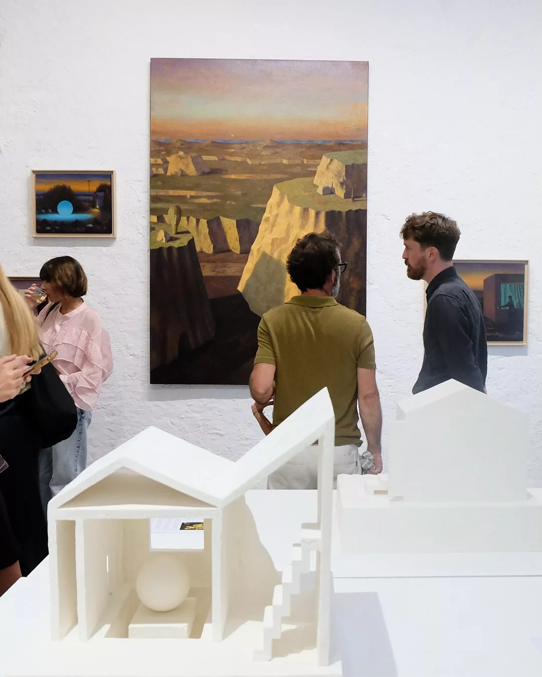 MERCI à vous toutes et tous d’être venu.es si nombreux et nombreuses au vernissage de TERRITORIOS IMAGINARIOS - Donde la luz revela la materia
 de l’artiste Sergio MORABITO @morabitosergio_   🌝Exposition  24 septembre - 24 octobre 2026🌚      ✨🎼🎨TEMPS FORT 🎨🎼✨
PERFORMANCE du peintre accompagné  par le Quatuor de clarinettes Azalaïs  @quatuor_azalais le 3 octobre à 19h SUR RÉSERVATION 
@galerie_mira_nantes 
1 bis rue Voltaire, Nantes 
Sergio Morabito explore à travers ses œuvres les limites entre réalité et imagination. Ses huiles et sculptures révèlent un univers où l'architecture se fait poésie, où les paysages deviennent des métaphores visuelles, et où chaque détail semble porter en lui une question existentielle.