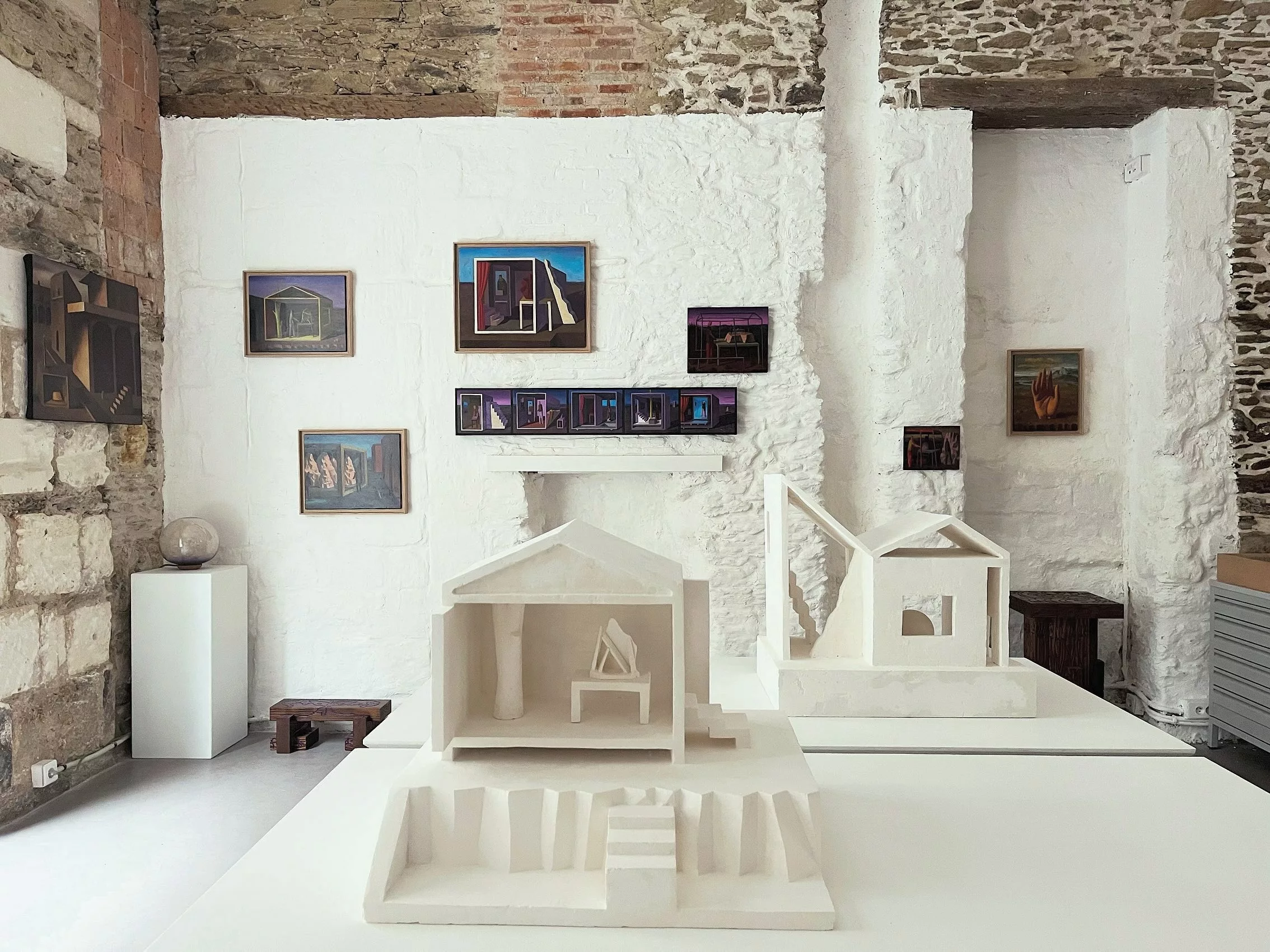 TERRITORIOS IMAGINARIOS
Donde la luz revela la materia
Peinture & Sculpture
 
Sergio MORABITO @morabitosergio_   🌝 EXPOSITION  24 septembre 24 octobre 2026 🌚     🎼🎨 PERFORMANCE du peintre accompagné  par le Quatuor de clarinettes Azalaïs @quatuor_azalais 
⏰ 3 octobre à 19h 🎨🎼 
Sergio Morabito explore à travers ses œuvres les limites entre réalité et imagination. Ses huiles et sculptures révèlent un univers où l'architecture se fait poésie, où les paysages deviennent des métaphores visuelles, et où chaque détail semble porter en lui une question existentielle.
La lumière et la couleur sont au cœur de ses peintures à l’huile, réalisées sur bois et sur toile. Dans une nouvelle série de sculptures architecturales en plâtre silicaté blanc, Sergio - assisté par Jérôme Champsavoir - explore les jeux de volumes, de lumière et d’ombres portées. Inspiré par le réalismo magico, les grands maîtres du Quattrocento italien, il crée des scènes où le spectateur est invité à découvrir des récits cachés et des énigmes à résoudre. Son travail nous interroge sur notre identité, la mémoire et la perception.  Sergio Morábito est un artiste peintre italo-argentin né à Buenos Aires. Formé aux Beaux-Arts de sa ville natale, il vit et travaille aujourd'hui entre Nantes et Paris.
 
🍄 Galerie MIRA 
1bis rue Voltaire, Nantes 🍄